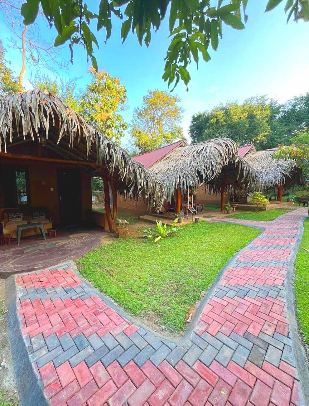 Hasthi Safari Cottage Udawalawe Esterno foto