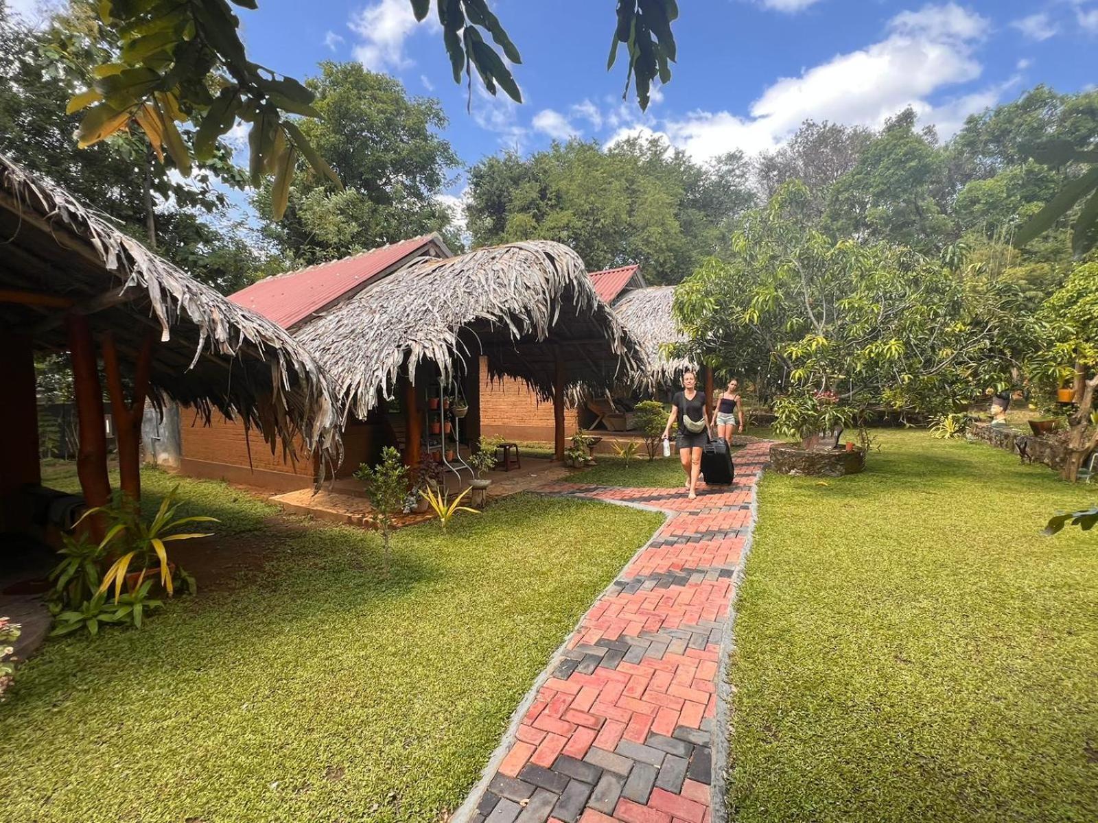 Hasthi Safari Cottage Udawalawe Esterno foto
